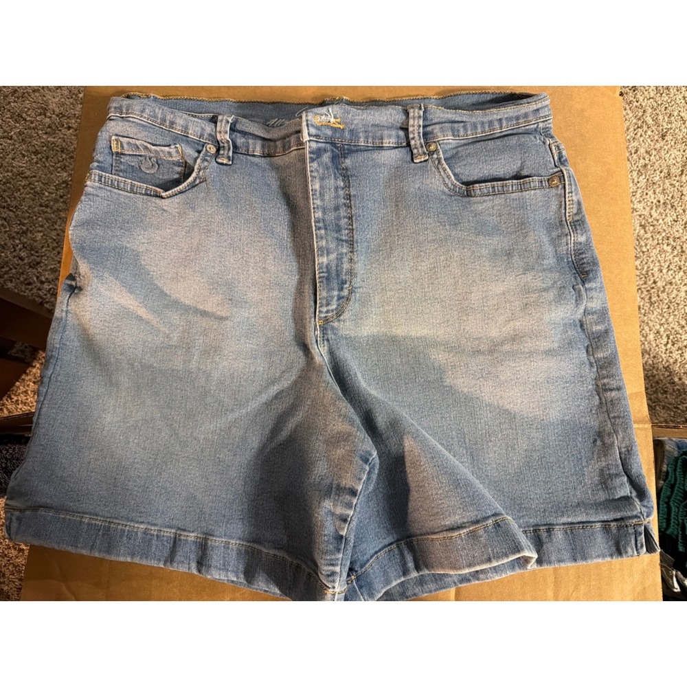 Gloria Vanderbilt Amanda Denim Shorts Light Wash Slimming Effect Size 12